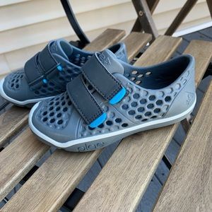 Plae water shoes size 11, Small Kid